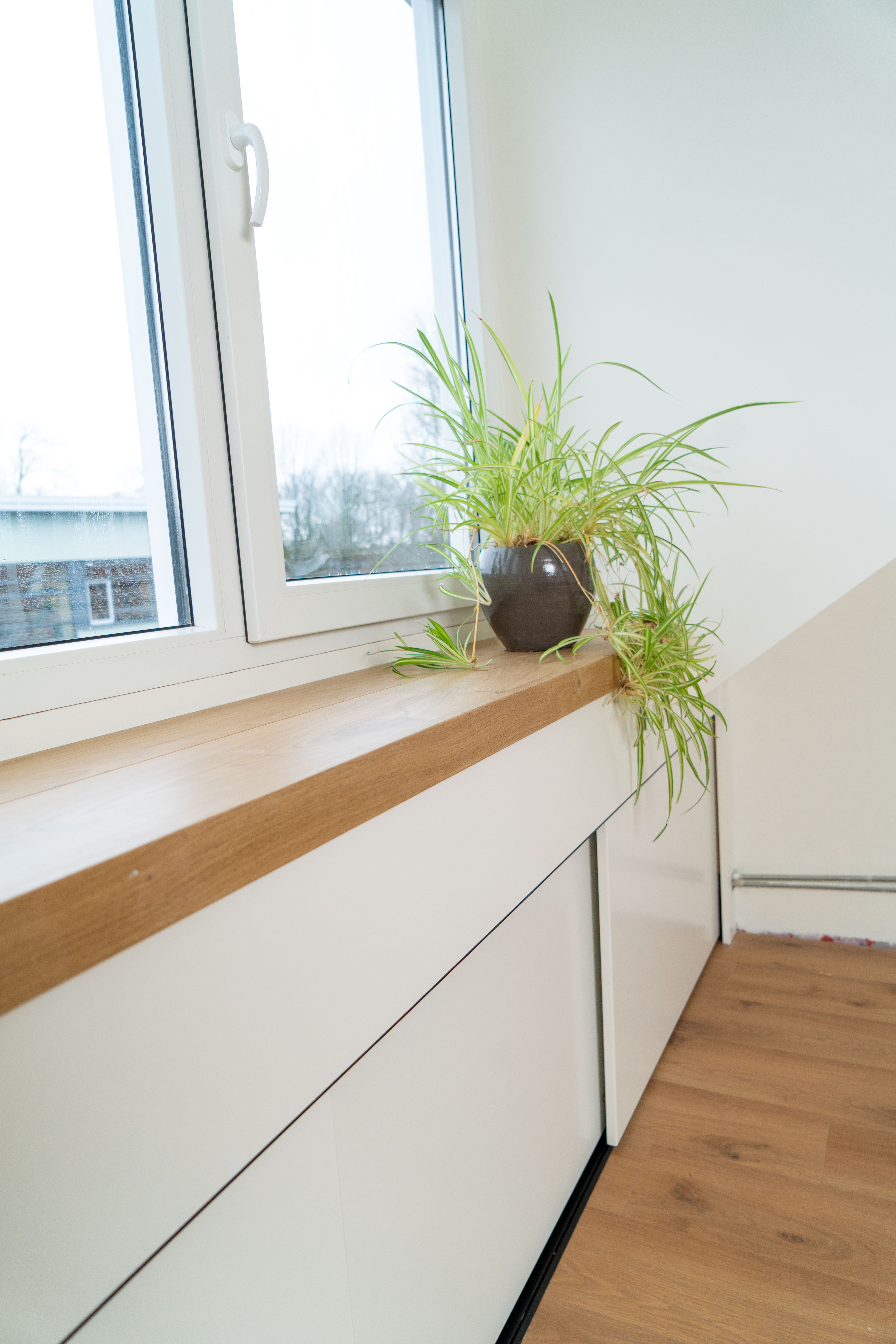 schuifdeuren knieschotten zolder met eiken vensterbank