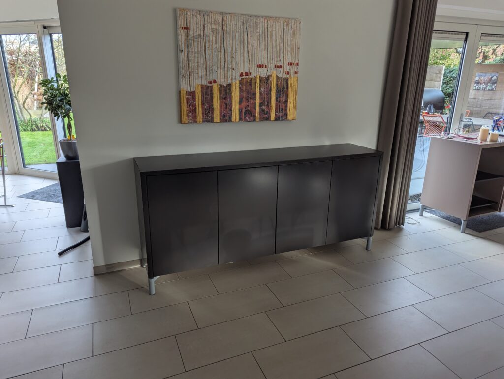 Gespoten tv-meubel en dressoir op maat met opbergruimte en lades in de woonkamer.