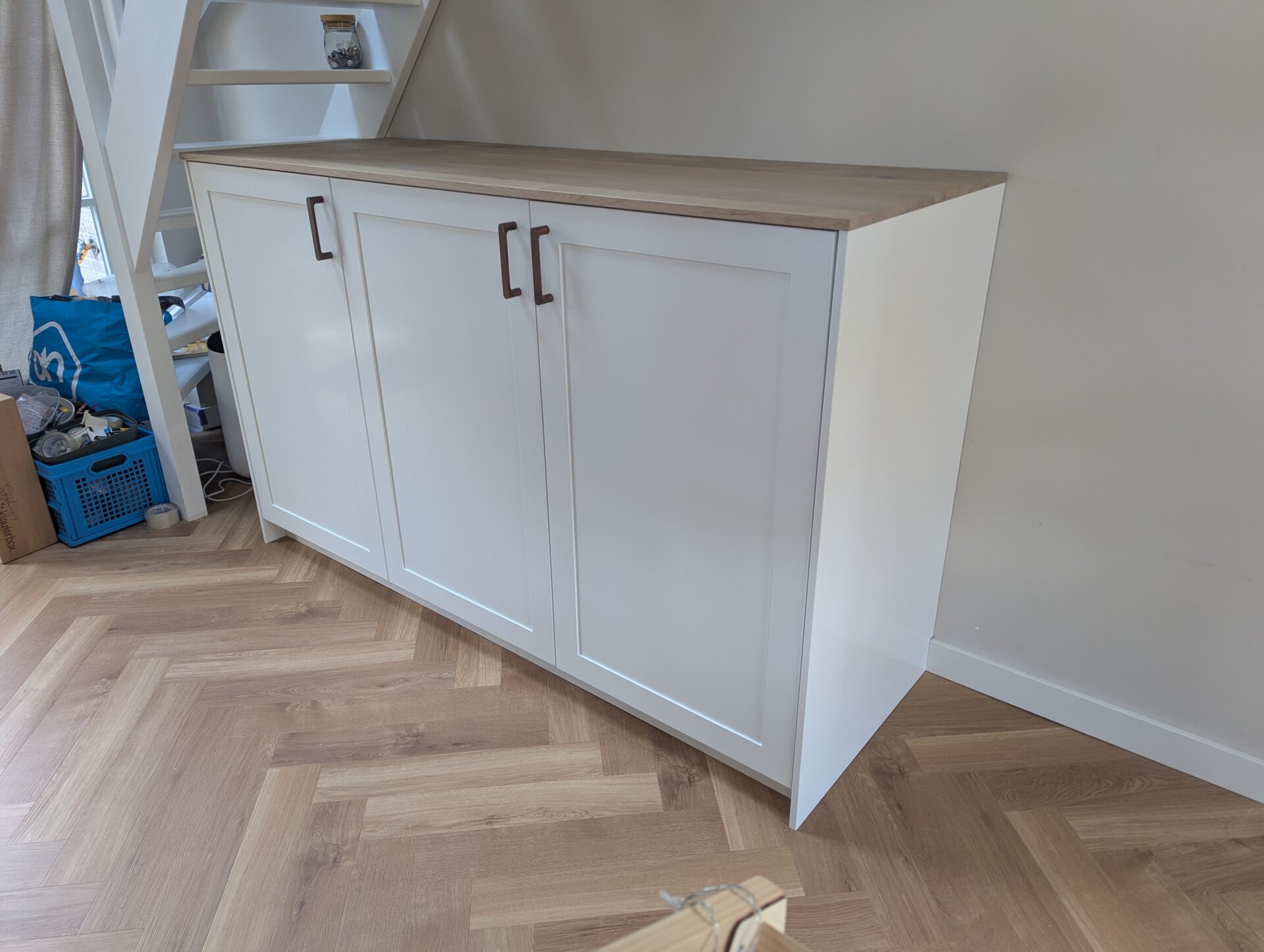 Dressoir op maat in landelijke stijl met eiken blad en deurtjes. Extra diep zodat er een vriezer en printer in passen
