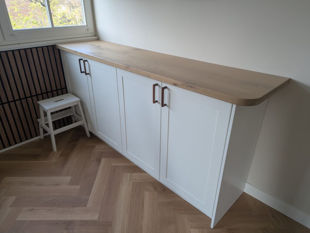 Dressoir op maat in landelijke stijl met deurtjes. eiken blad