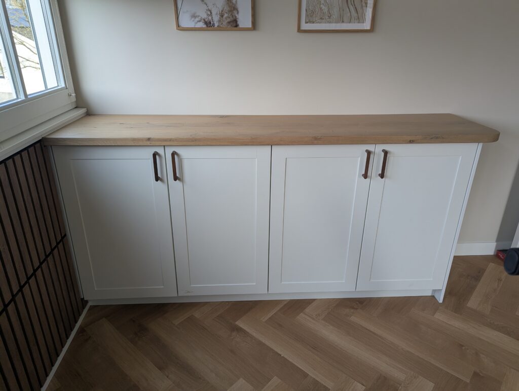 Dressoir op maat in landelijke stijl met deurtjes. eiken blad