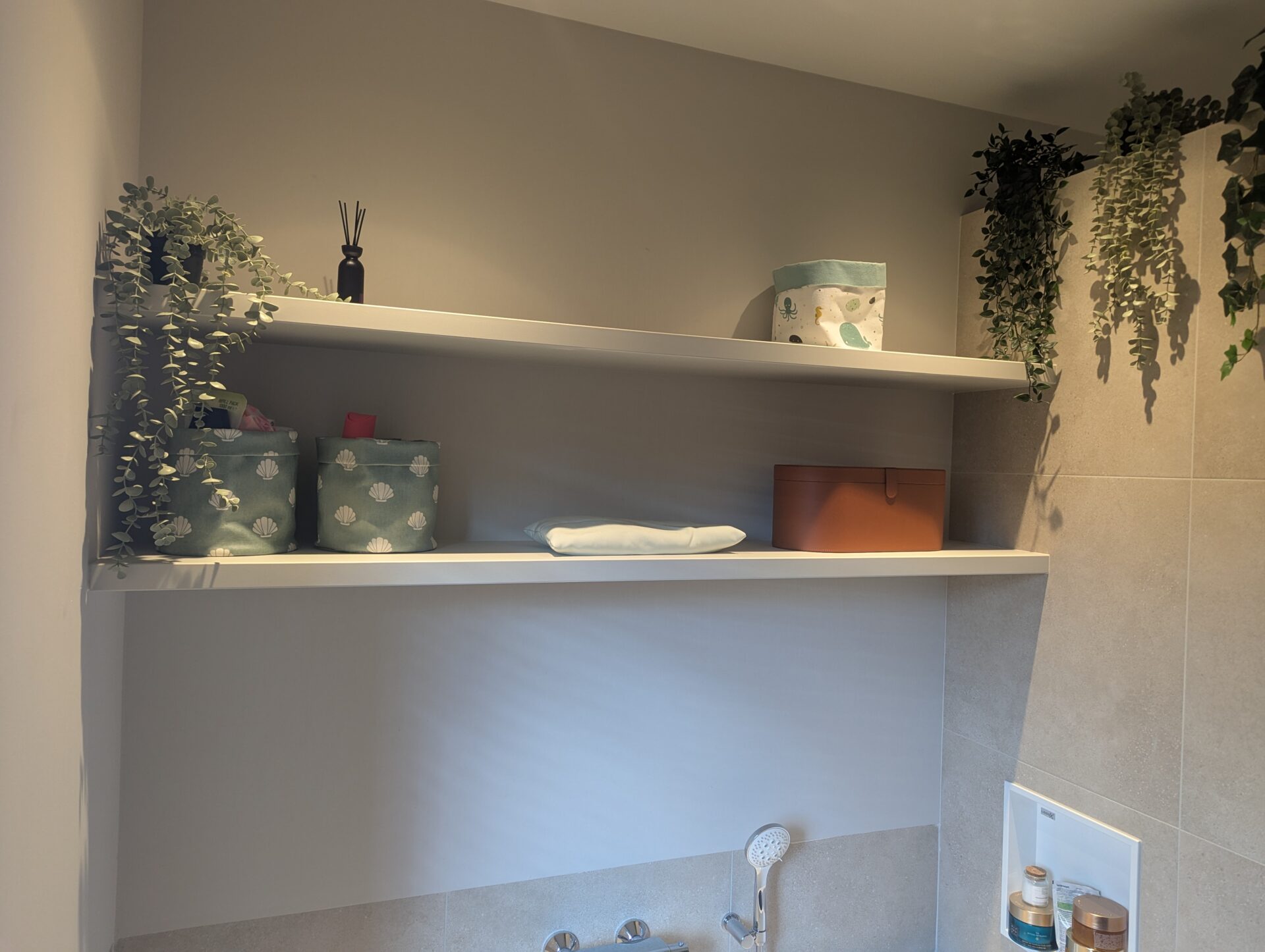 Zwevende planken op maat van MDF, bevestigd aan de muur voor opbergruimte en decoratie