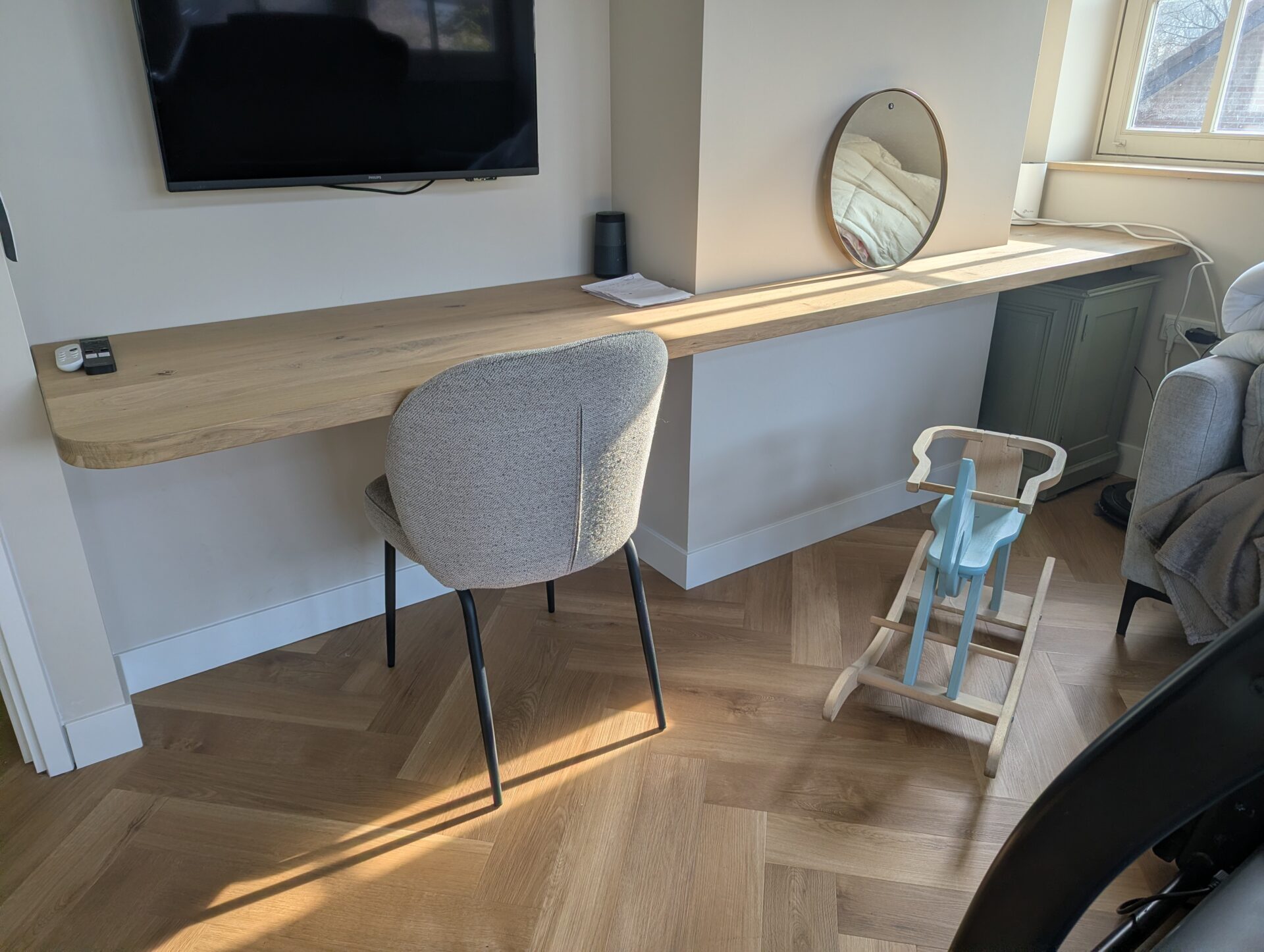 Zwevend bureaublad op maat, gemaakt van eiken hout, bevestigd aan de muur voor een praktische werkplek.